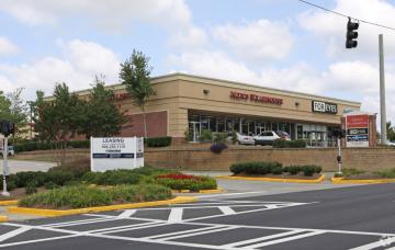 Mattress Firm building located on busy highway in Snellville, GA